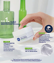 Lade das Bild in den Galerie-Viewer, NIVEA Natural Balance Reichhaltige Tagespflege (50 ml), Feuchtigkeitscreme mit Bio Kamille, Jojoba- und Mandelöl, Tagescreme für trockene und sensible Haut
