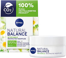 Lade das Bild in den Galerie-Viewer, NIVEA Natural Balance Reichhaltige Tagespflege (50 ml), Feuchtigkeitscreme mit Bio Kamille, Jojoba- und Mandelöl, Tagescreme für trockene und sensible Haut
