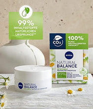 Lade das Bild in den Galerie-Viewer, NIVEA Natural Balance Reichhaltige Tagespflege (50 ml), Feuchtigkeitscreme mit Bio Kamille, Jojoba- und Mandelöl, Tagescreme für trockene und sensible Haut
